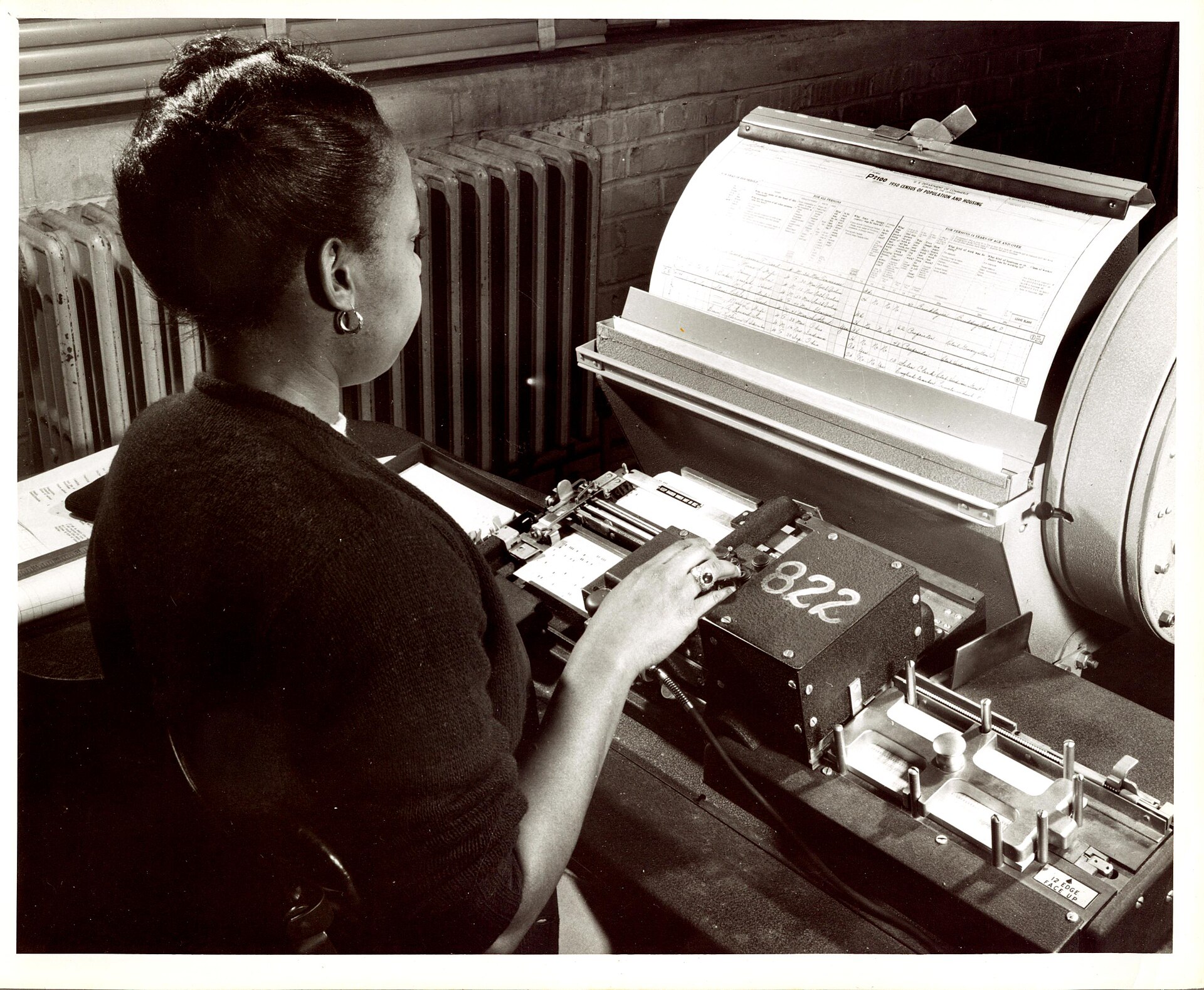 1950 жылғы санақ деректерін перфокартаға енгізіп отырған АҚШ Санақ бюросының қызметкері